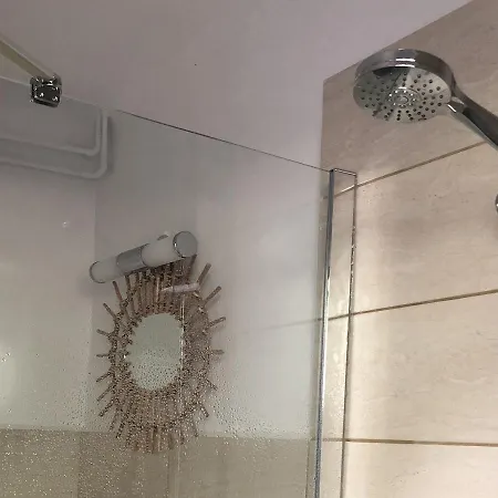 Attractive And Luxurious With Pool-jacuzzi Nyaraló