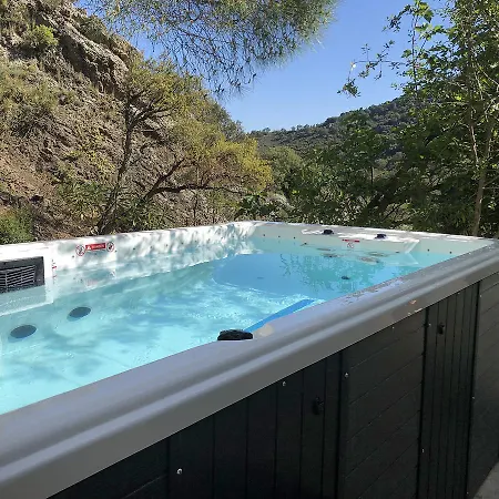 Attractive And Luxurious With Pool-jacuzzi *